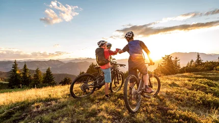 Salzburger Sportwelt Top 5 Bike Bucket List
© TVB Flachau - Ulrich Grill Zwei Mountainbiker grüßen sich bei Sonnenuntergang in den Bergen