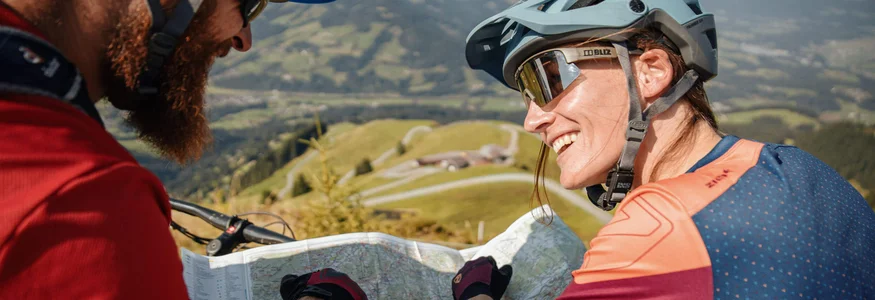 Zwei Mountainbiker lesen Karte in den Bergen
