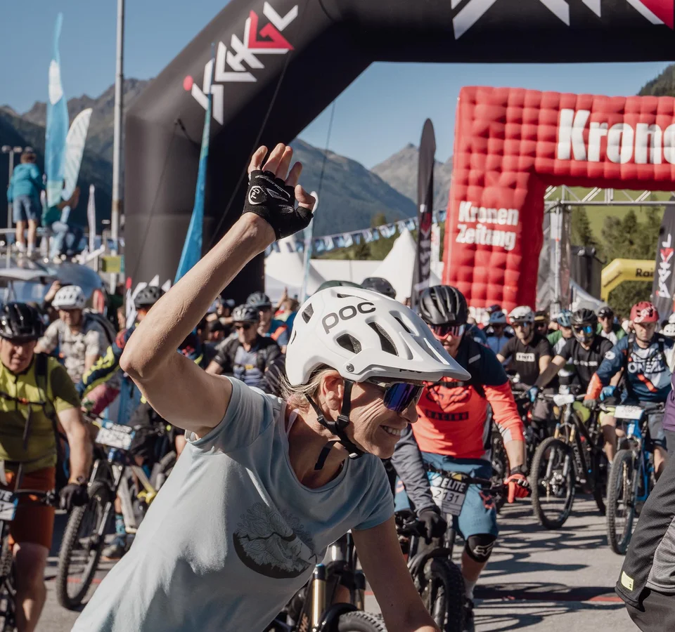 Start E-Bike WM für Jedermann Fahrradfahrer starten bei einem Radrennen unter einem Ischgl-Bogen bei Sonnenschein