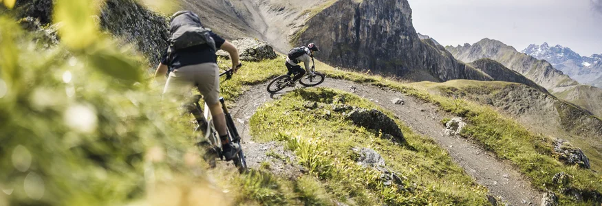 Ein perfektes Bike-Wochenende in Ischgl © Markus Greber Zwei Mountainbiker auf einem Bergpfad im alpinen Gelände