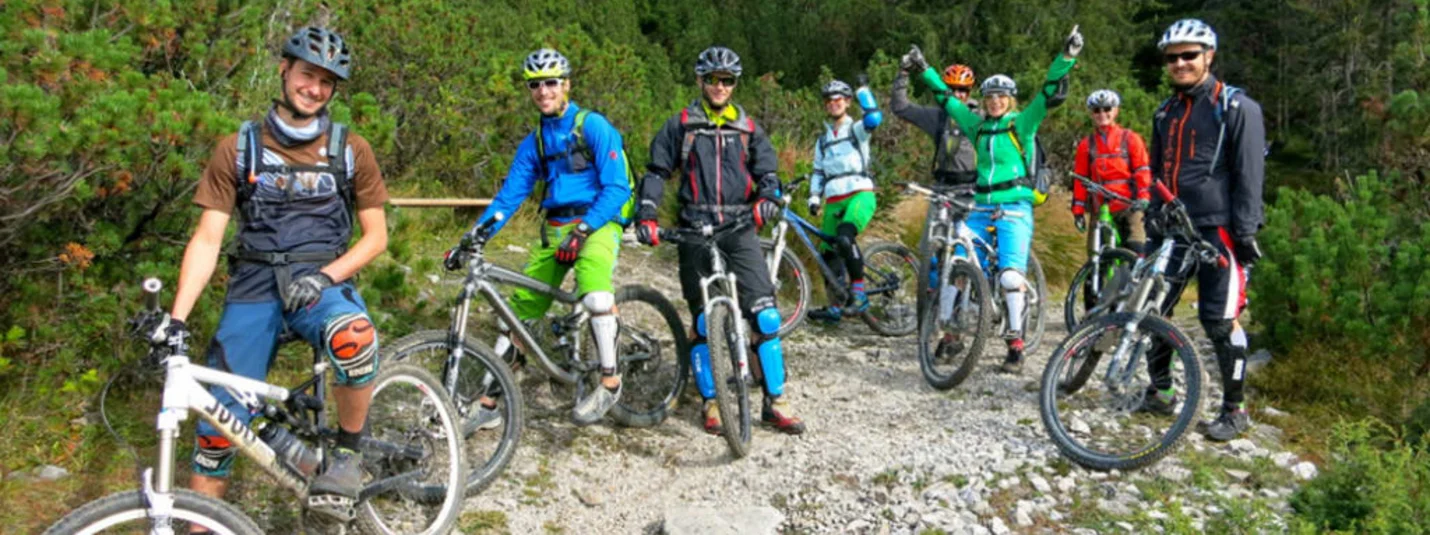 MTB Wochenpauschale Groep met mountainbikes op een rotsachtig bospad