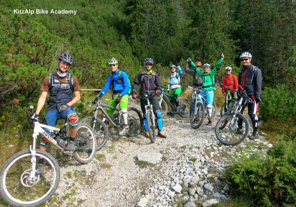 Groep met mountainbikes op een rotsachtig bospad