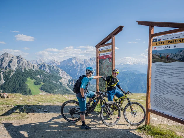 Ein Herbst-Wochenende in San Vigilio © Harald Wisthaler Zwei Mountainbiker fäusten sich am Start eines Bergtrails in den Alpen