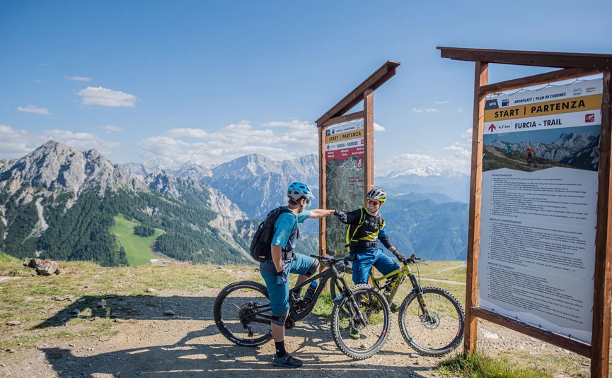 Zwei Mountainbiker fäusten sich am Start eines Bergtrails in den Alpen
