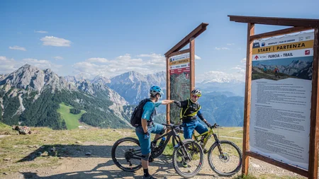 Ein Herbst-Wochenende in San Vigilio © Harald Wisthaler Zwei Mountainbiker fäusten sich am Start eines Bergtrails in den Alpen