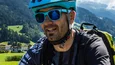 Gruppe von Radfahrern auf einem Landweg in grüner Berglandschaft