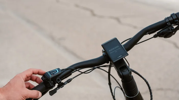 Hand bedient Bosch E-Bike Display und Steuerung am Lenker