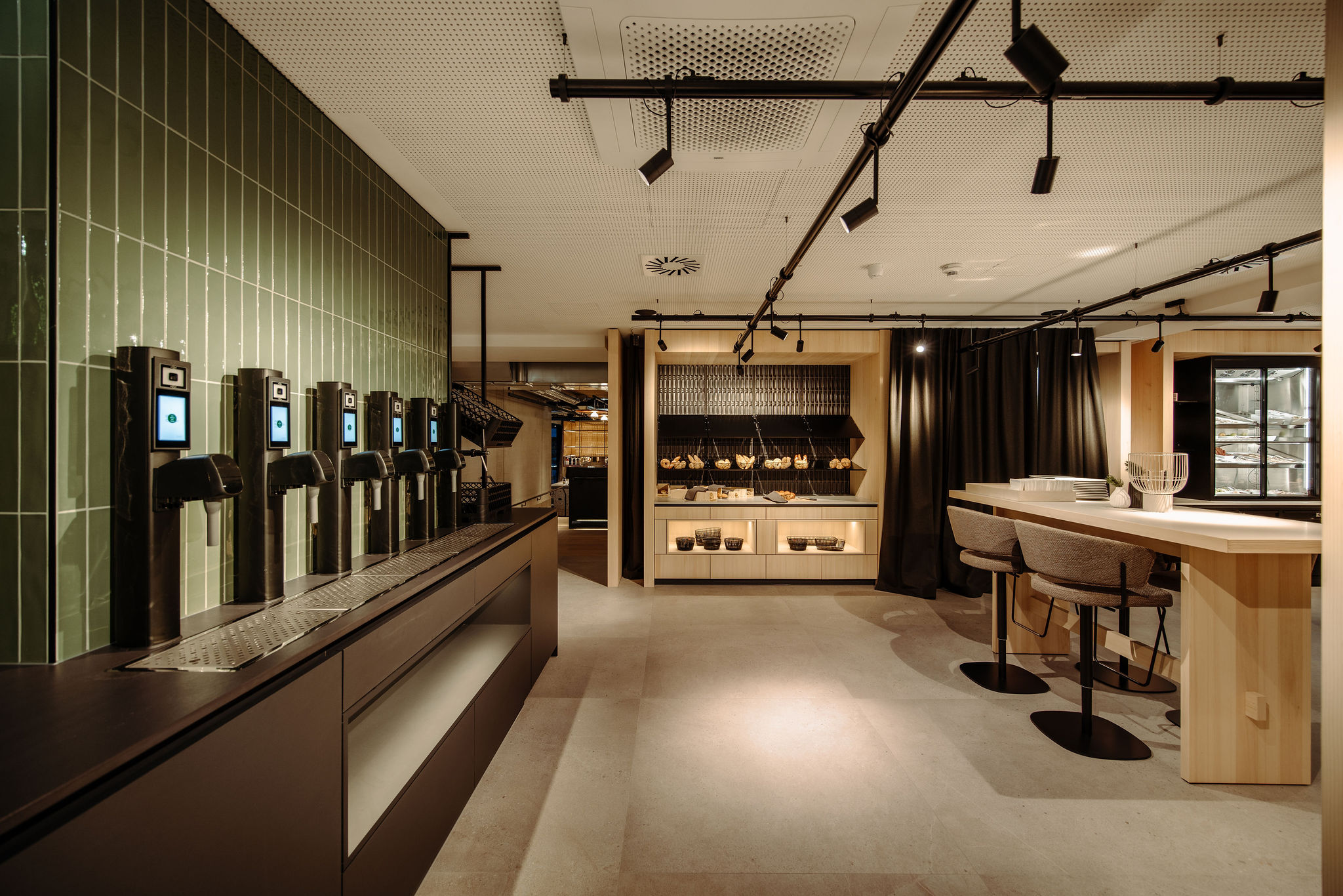 Moderne snackbar met tapinstallatie, zitgedeelte en brooddisplay