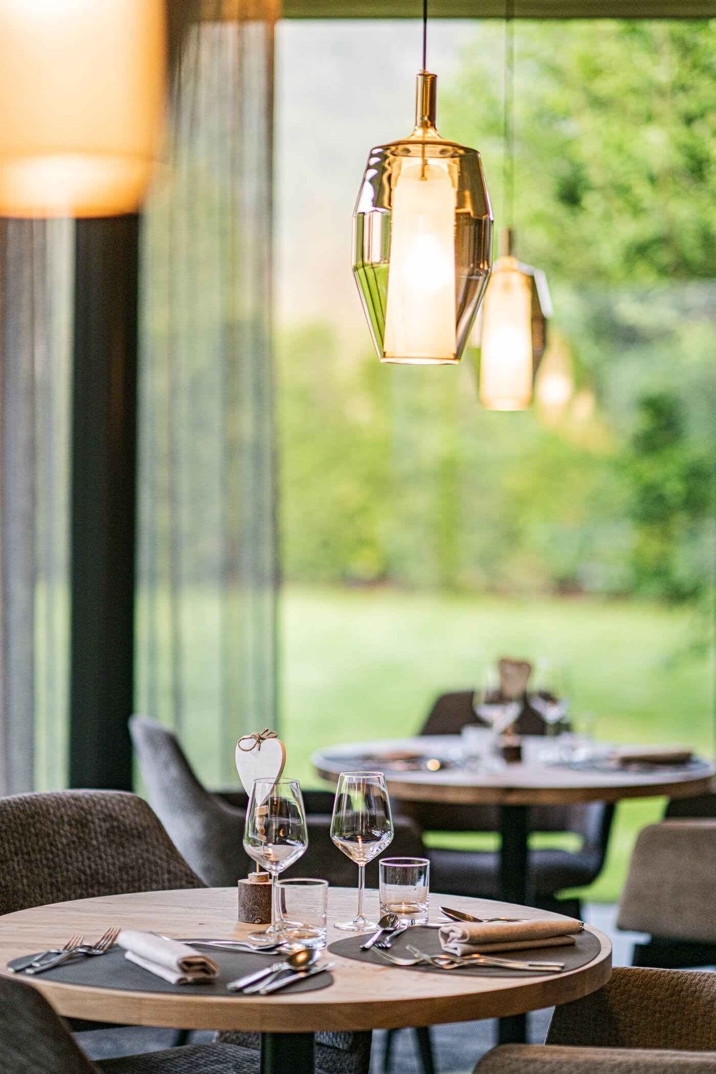 Elegant gedekte eettafel in modern restaurant met warm licht