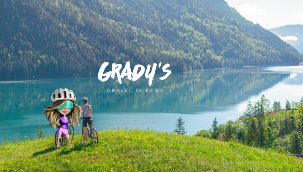 Gradys Gravel Queens Event Fahrradfahrer am See mit Bergen im Hintergrund und Grady's Gravel Queens Schriftzug