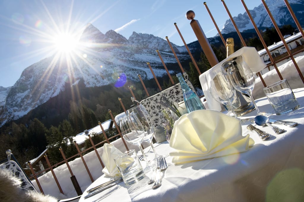 Januar Last Minute Angebot 5=4 Tage Gedekte tafel op terras met uitzicht op bergen en felle zon