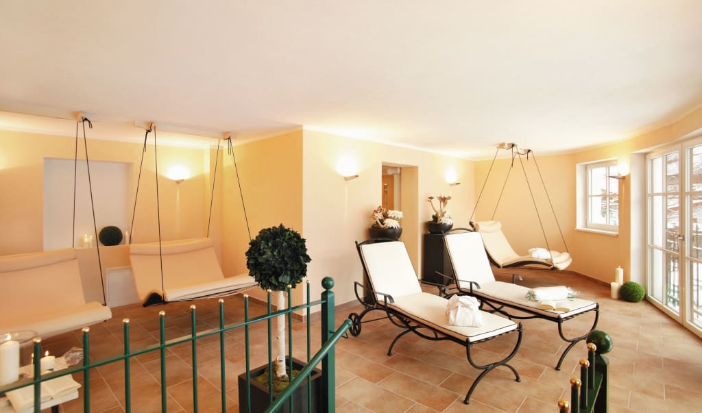 Schönruh Wellness Tage Winter 2026 Heller Wellnessraum mit weißen Liegestühlen und Schaukelbänken