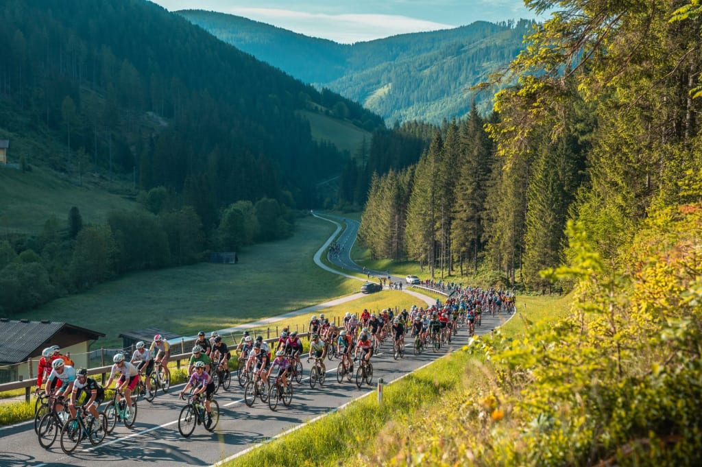 Tour of Austria Week Wielerwedstrijd in de bergen op een weg door beboste valleien