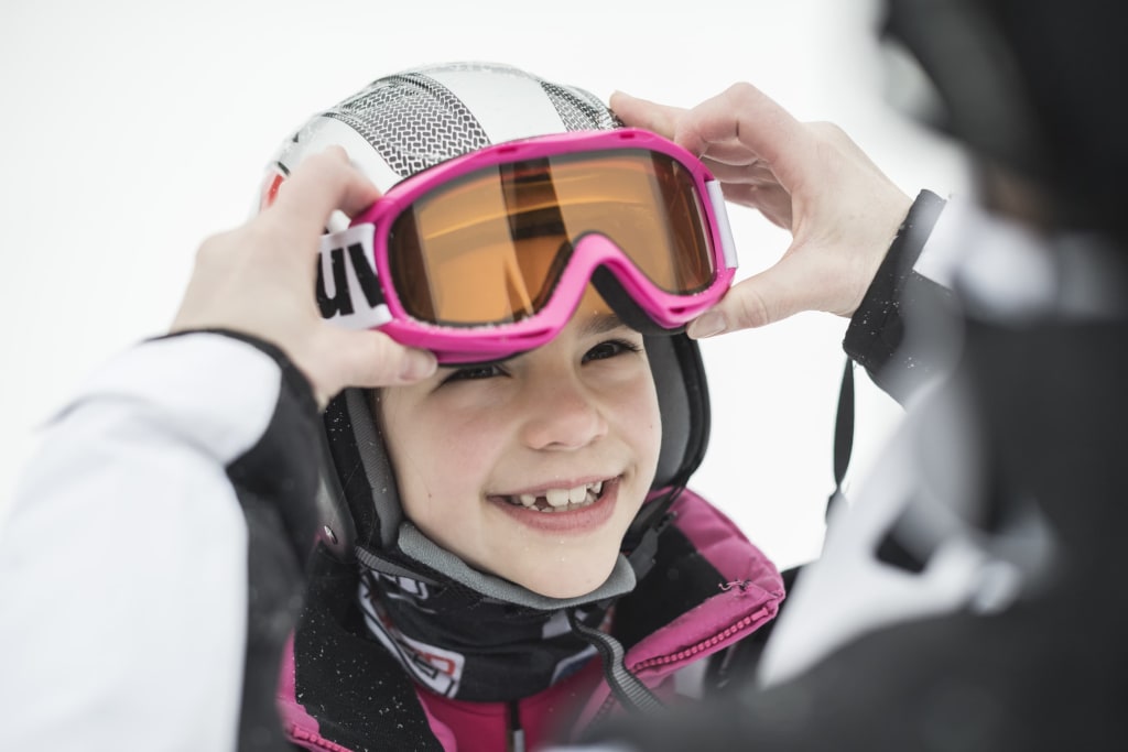 Kind met skihelm en skibril buiten