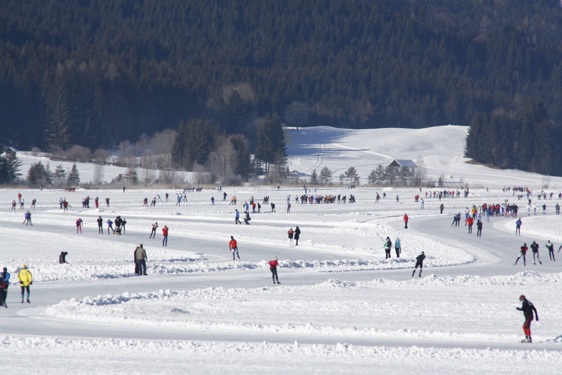 Eislaufevent "11-Städtetour" Viele Menschen beim Schlittschuhlaufen auf einer vereisten Schneelandschaft